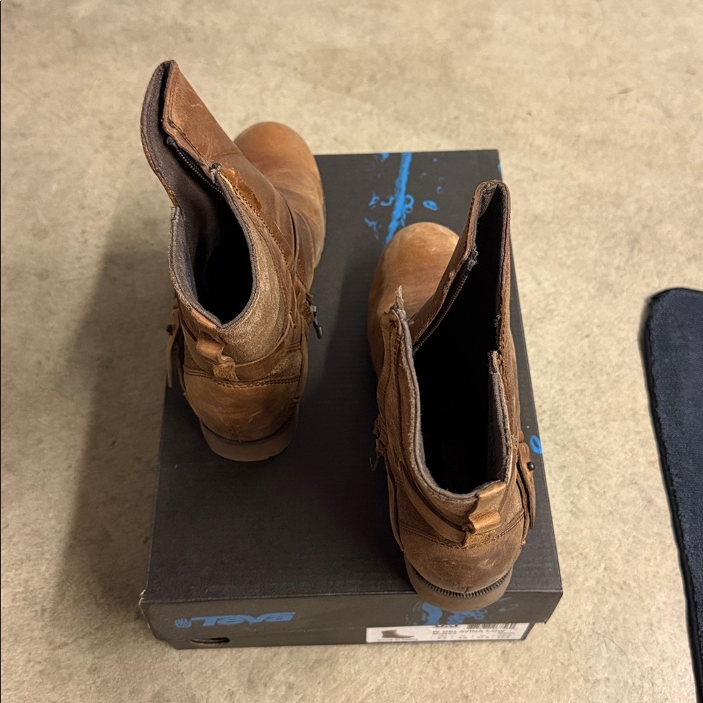Brand new Teva women's Rustic Brown Leather Boots - Picture 4 of 10